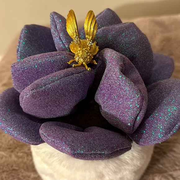 Hattie Carnegie Trembler Queen Bee brooch 🐝 - Picture 1 of 6